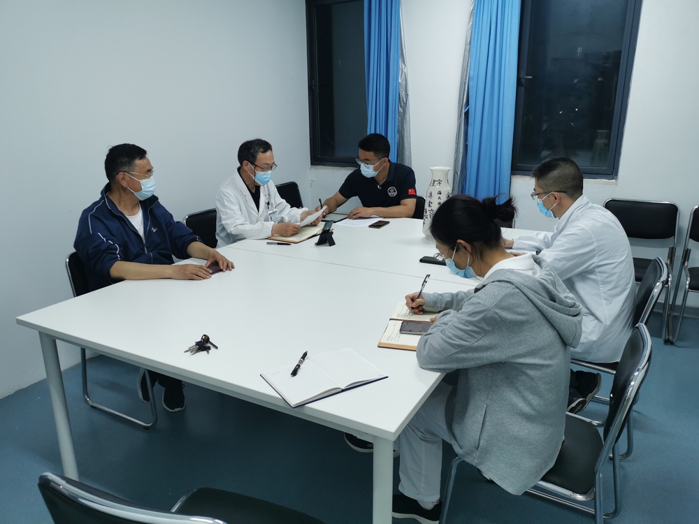 後勤黨總支校醫院支部利用晚上休息時間專題學習習近平總書記重要講話精神