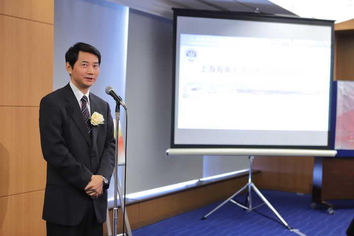 日本華僑華人博士協會會長、上海交通大學日本校友會副會長葛宗濤代表兄弟高校校友會致賀詞
