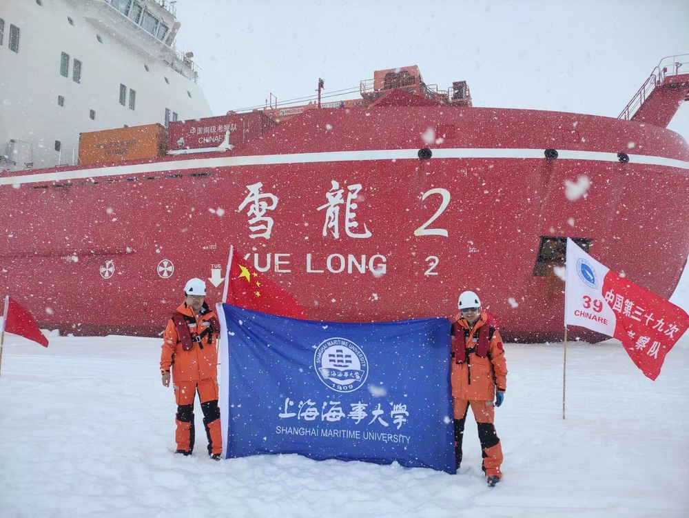 李國祥🕒、常俊宇在“雪龍2”號考察船前合影