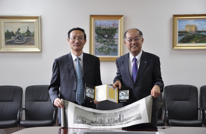 黃有方校長與岡本信明校長互換學校紀念品