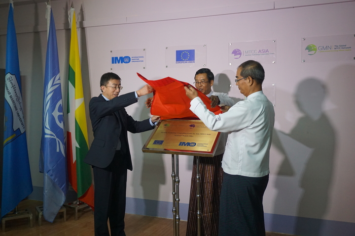 施欣副校長與緬甸海事局局長 Thaung Kyaing先生共同為分中心揭牌 (2)
