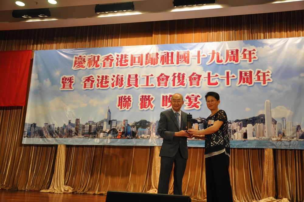 門妍萍副書記向香港海員工會贈送紀念品