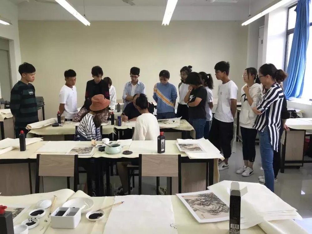 樂震文院長為2018級國畫專業新生上第一課