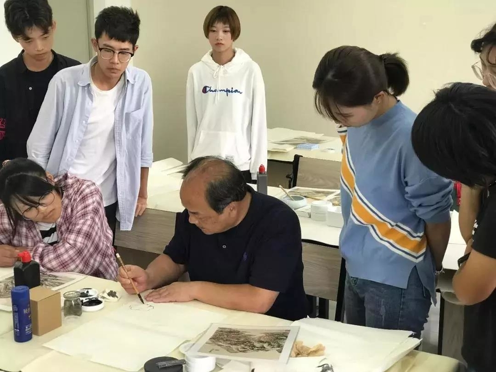 樂震文院長為2018級國畫專業新生上第一課