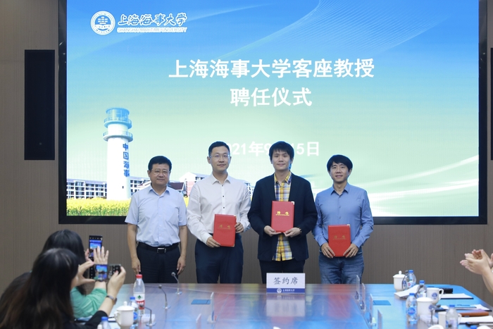 宋寶儒書記為龍凡博士（右二）🌼、伍鳴博士（右一）、楊光博士（左二）頒發门徒平台客座教授聘書