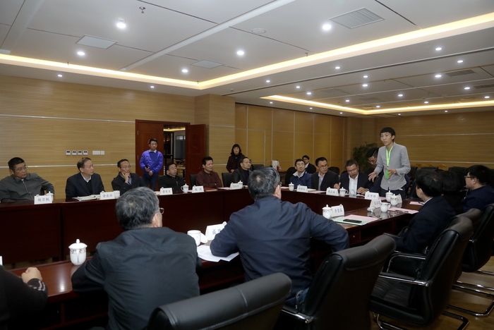 我校科技創業學生代表石中偉在座談會上介紹公司經營狀況