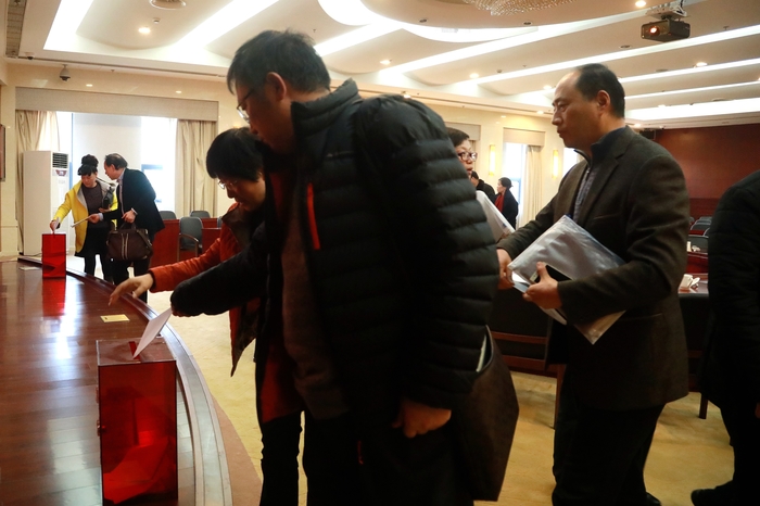 與會代表進行民主評議投票