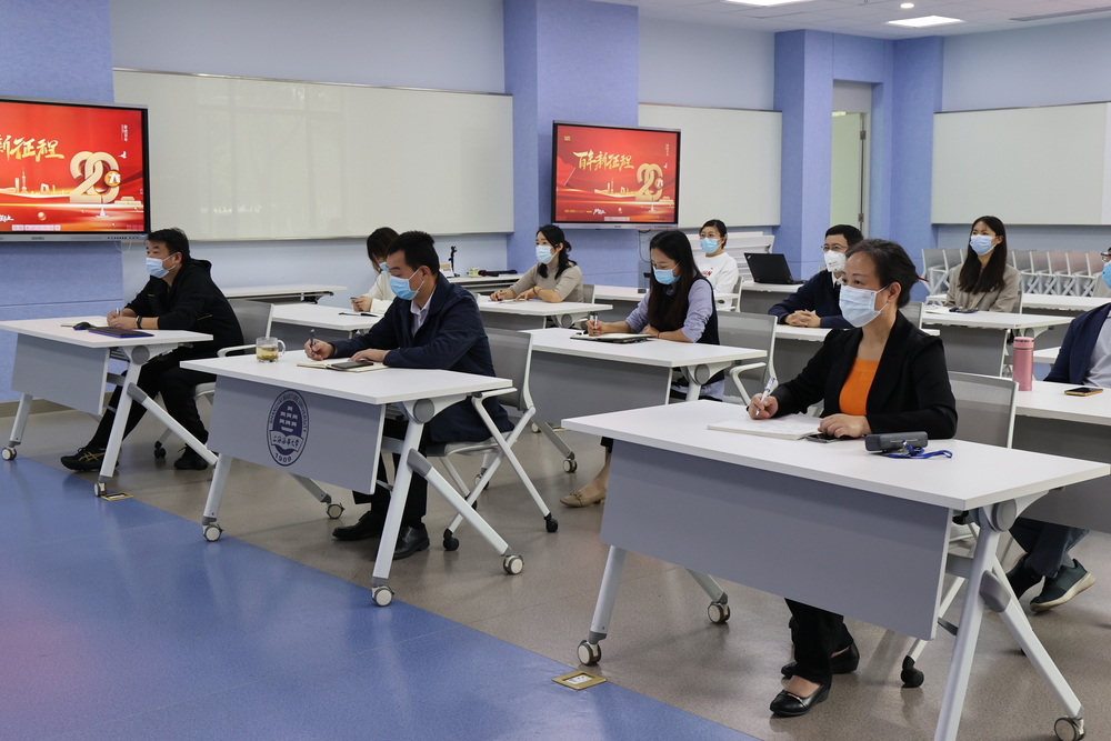 基礎實驗實訓中心直屬黨支部組織黨政聯席會成員及黨員代表集中收聽收看黨的二十大開幕會直播