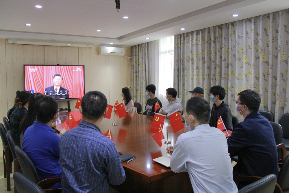 外國語學院黨委組織黨員幹部、師生代表組織班子成員、教師、學生代表集中收聽收看黨的二十大開幕會直播