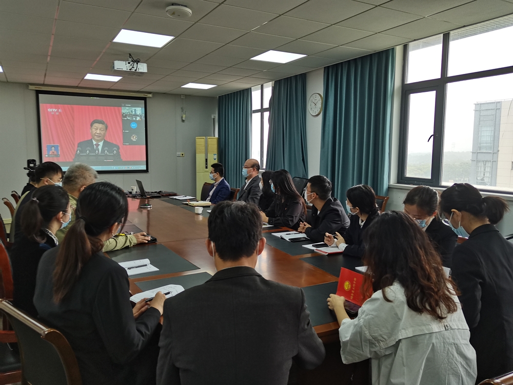 物流工程學院黨委組織黨政聯席會成員、教師代表集中收聽收看黨的二十大開幕會直播