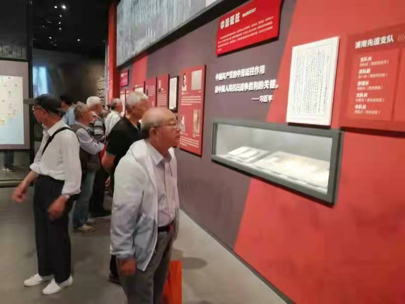 老教授在金山抗日紀念館內參觀
