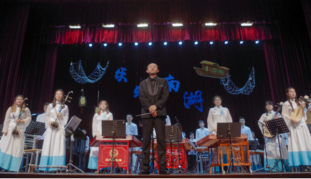 演奏《瑤族舞曲》《北京喜訊到邊寨》結束後謝幕