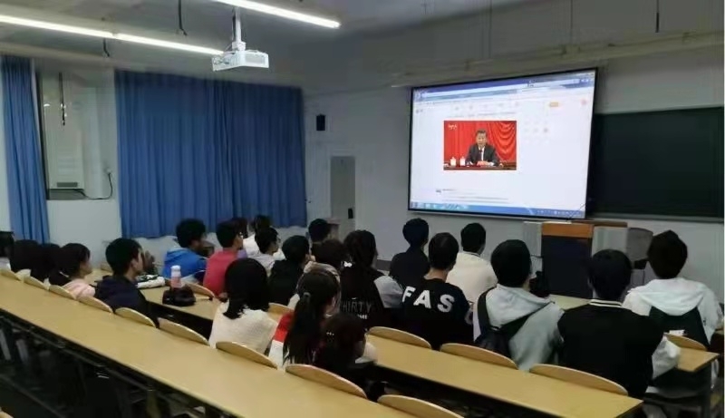 學生集中觀看學習