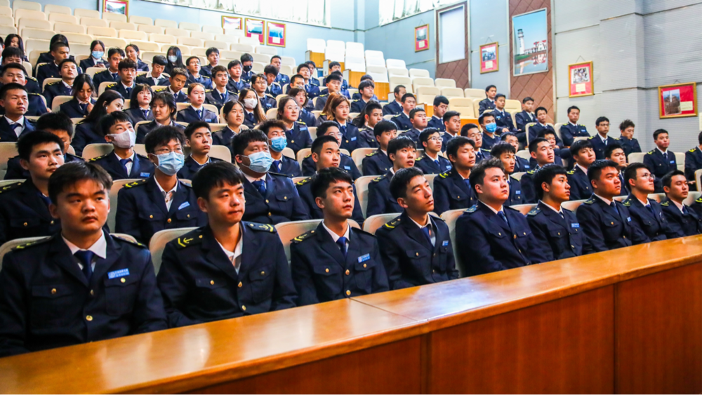 學生集中觀看學習