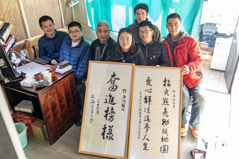 胡誌武書記代表學校向唐旭校友贈送書法作品