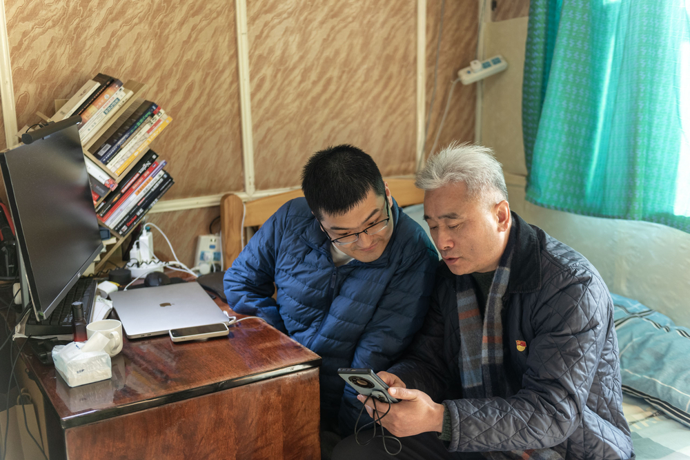 胡誌武書記與唐旭校友親切交流