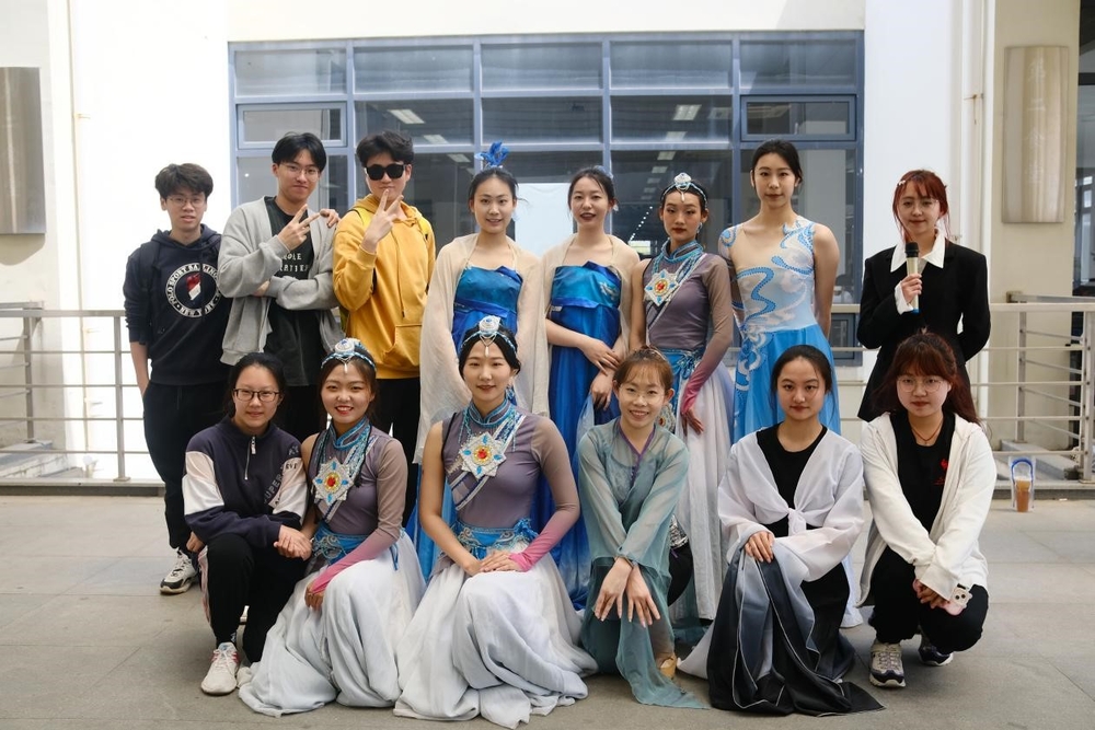 藝術團表演學生合影