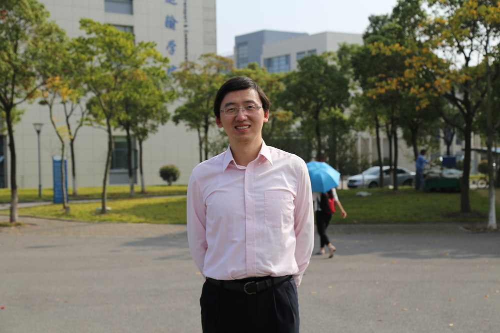 殷明老師在校園