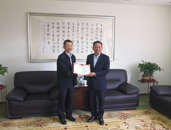 校長陸靖向蔡梅江教授頒發聘書