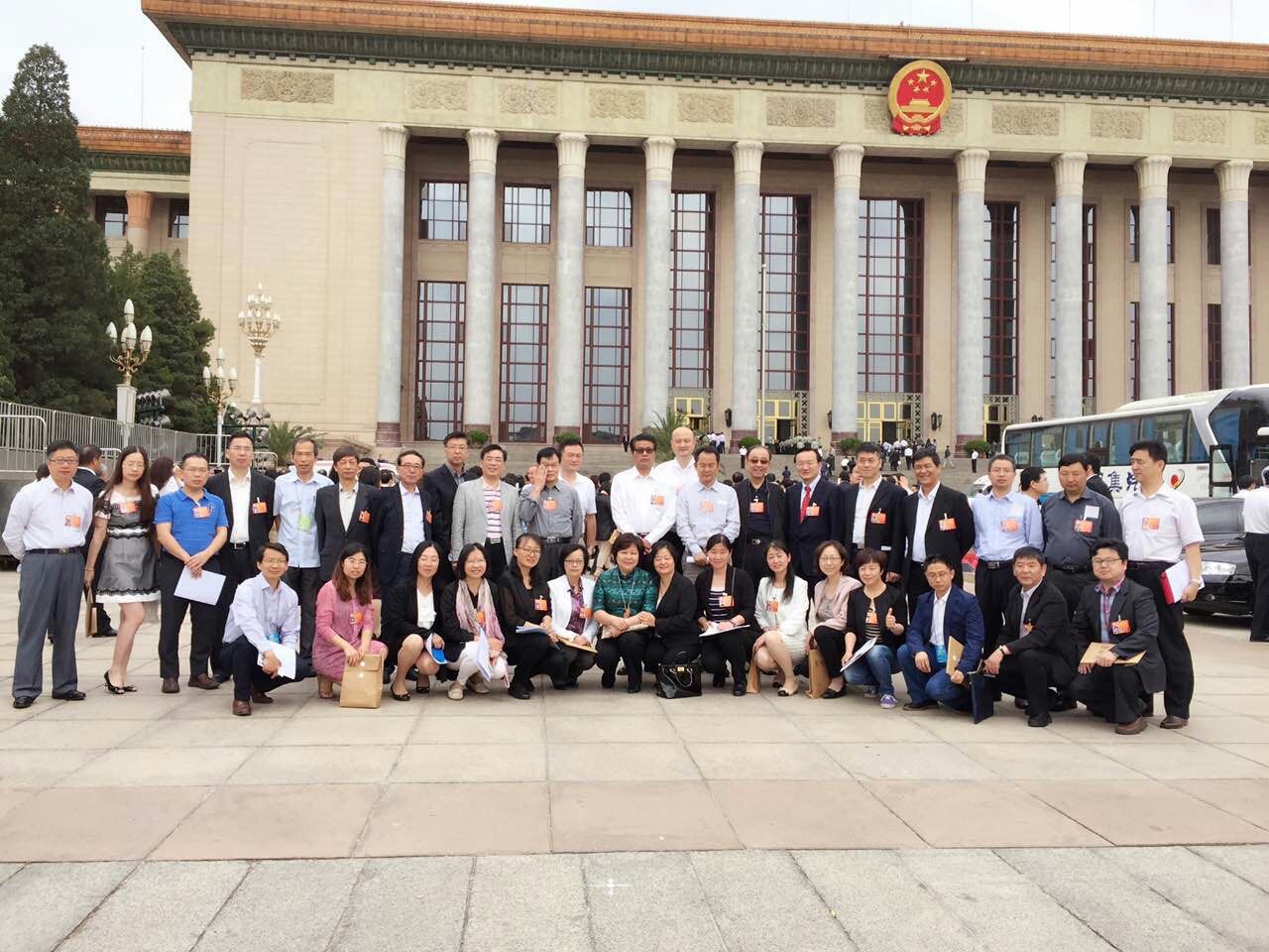 參加中國科協九大會議的上海代表團在會場外合影
