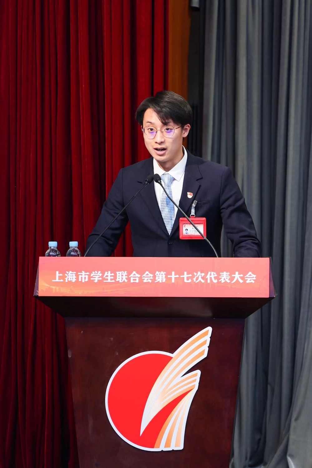 學生代表高睿同學對學校提案進行介紹展示