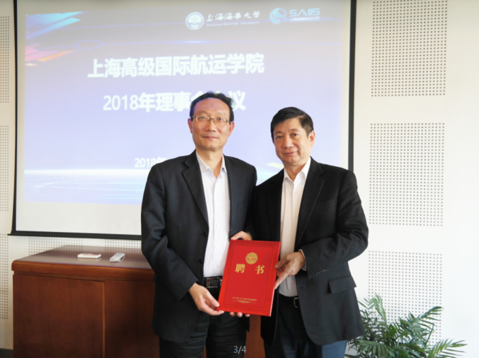 理事會副理事長黃有方向徐國毅主任頒發聘書