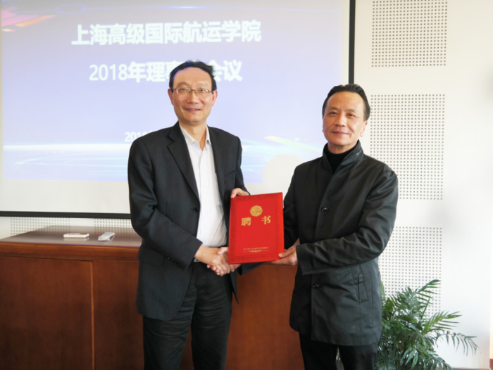 理事會副理事長黃有方向嚴偉副校長頒發聘書