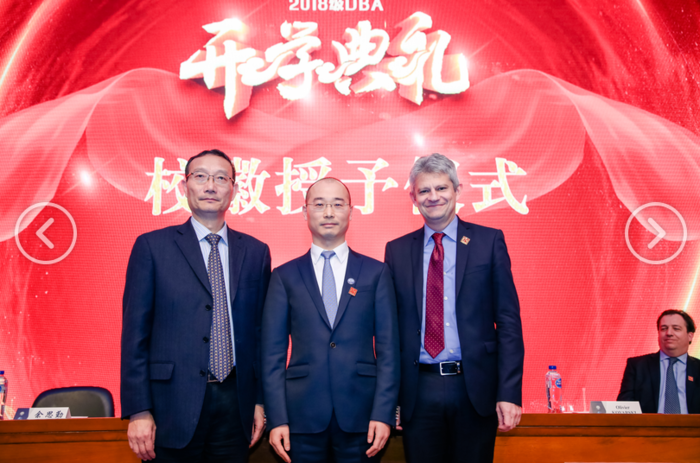 兩校校長共同為DBA新生代表佩戴兩個學校的校徽