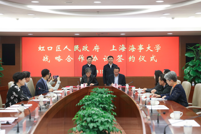 黃有方校長與高香副區長代表雙方簽約
