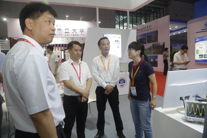 教育部科技發展中心主任羅方述🔫、副主任劉紅斌參觀我校展區