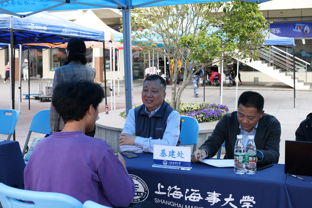 辦公會現場基建處工作人員接待學生咨詢