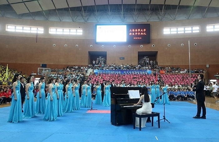 校學生合唱團演唱校歌