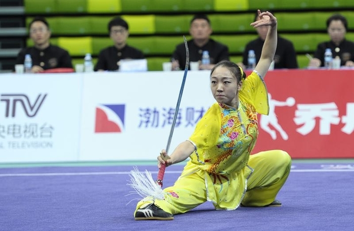 我校武術隊學生郭夢嬌在比賽中