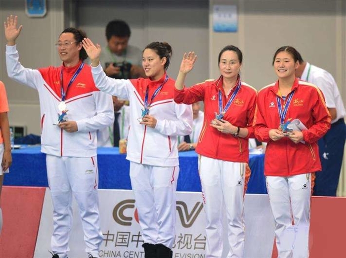 我校學生張思詩代表上海隊（左二）🦗、浙江隊選手葉詩文（右一）和教練在頒獎臺上