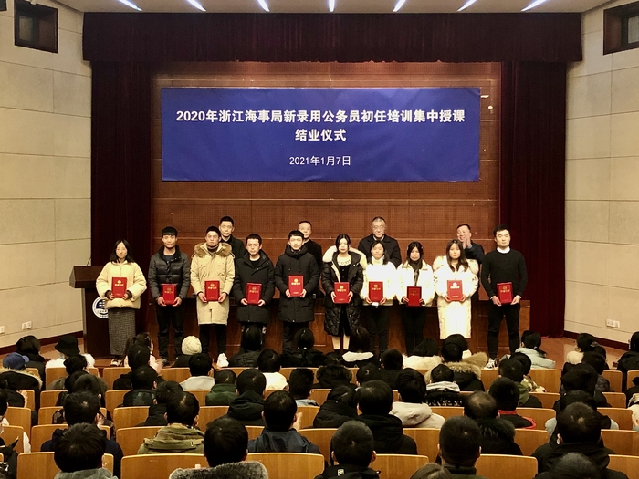為優秀學員頒發榮譽證書
