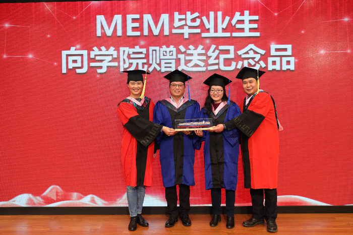 MEM17級學員向學校贈送紀念品