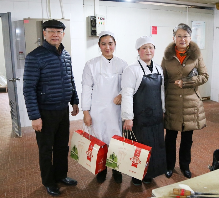 門妍萍副書記為後勤食堂職工送溫暖