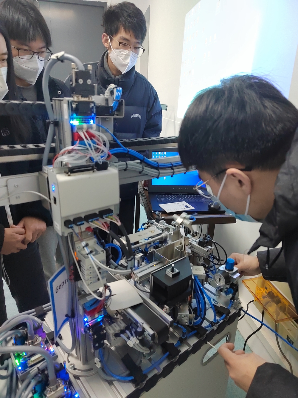 學生備賽上海市“星光計劃”職業院校技能大賽