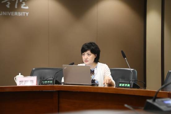 文匯報教科衛報道中心專業首席記者樊麗萍講授“新聞策劃與寫作”