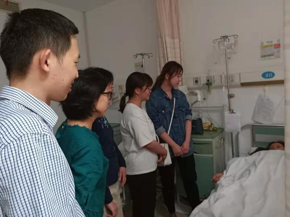 學院黨委號召為手術維吾爾族學生捐款，並做好術後護理工作